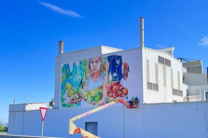 Un dels últims murals de Lily Brick, en aquest cas a la seu del grup Nufri pel seu 50 aniversari.