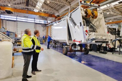 Crespín observa el trabajo de la empresa Ros Roca en Tàrrega.