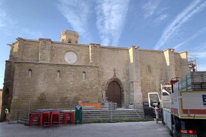 Un camió carregat amb algunes de les bastides davant de l’església de Sant Llorenç.