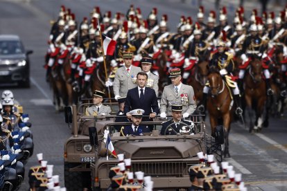 Macron va en un vehicle militar obert pels Camps Elisis en la desfilada del 14 de juliol.