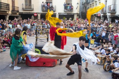 Com a novetat, l’Aquelarret va incloure un espectacle d’alumnes de l’Escola de Teatre La Caserna, que van invocar els quatre elements.