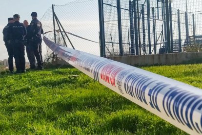 La Policía acordona la zona donde se halló el cadáver.