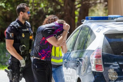 Un dels presumptes agressors sexuals sent detingut ahir per la Policia Nacional.