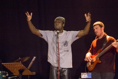 El cantante Kelly Isaiah, voz de los Koers, en una actuación el mes pasado en el Cafè del Teatre de Lleida.