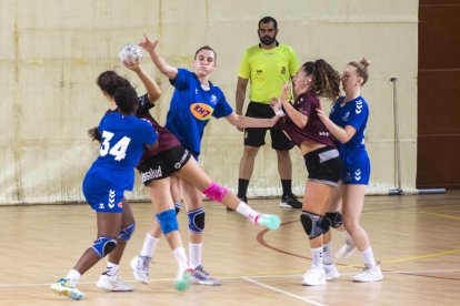 Una imagen del partido que ayer disputaron en Guissona el Lleida Handbol y el Granollers.