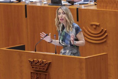 María Guardiola durant la segona sessió del debat de la seua investidura.