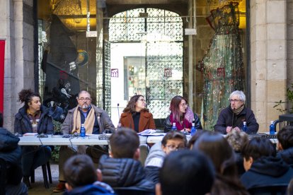 Mesa redonda sobre la paz en el IEI conducida por Ràdio Rosselló, y a la derecha, nombres propios de la radio que pasaron ayer por RAC1. 