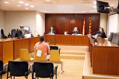 L'acusat de tirar droga dins la presó de Lleida, al judici a l'Audiència aquest dijous.