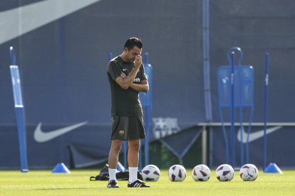 Xavi, pensatiu, durant l’entrenament d’ahir.