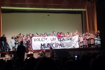 Despleguen una pancarta en la representació dels ‘Minairons’.