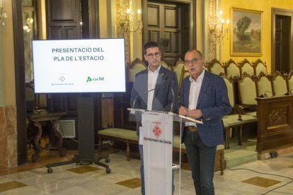 Pueyo i Postius duranta la presentació del Pla de l'Estació.