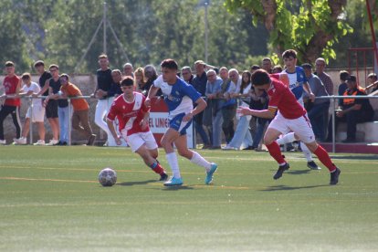 Un jugador del Guissona es perseguido por varios rivales.