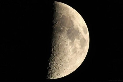 Lados oscuro e iluminado de la Luna.