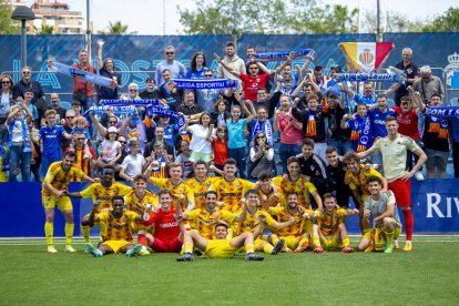 Los jugadores y la afición desplazada, que no falló en la última jornada, celebraron juntos la victoria.