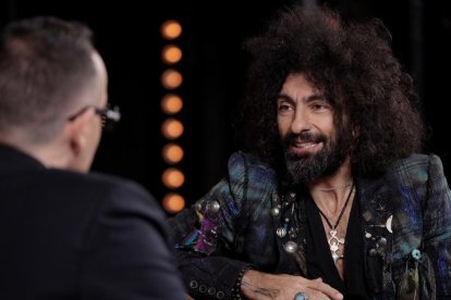 Risto Mejide i el violinista Ara Malikian conversen al sofà de ‘Viajando con Chester’.