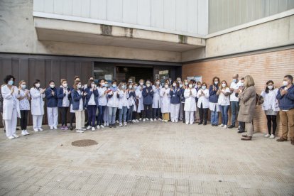 Sanitarios del CAP de Primer de Maig se concentraron para denunciar la agresión a una compañera.