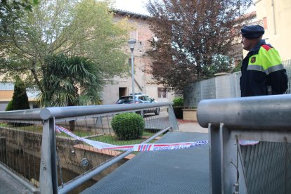 Una cinta delimita el treball que estan fent els mossos a Campdevànol per determinar les circumstàncies de la mort de la jove de 21 anys