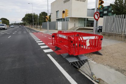 Final del carril bici, seguido de una reja y una cuneta.