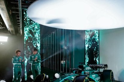 Lance Stroll I Fernando Alonso en la presentación del nuevo coche de Aston Martin para la temporada 2023