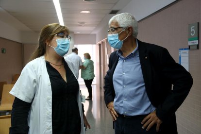 El conseller de Salud, Manel Balcells, durante su visita al CAP Ramon Turró de Barcelona.