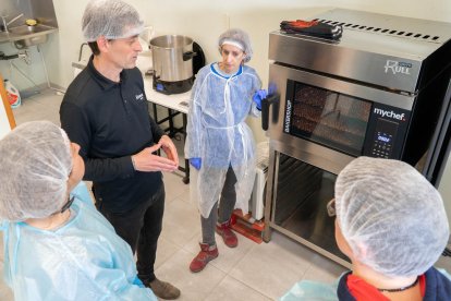 Treballadores del CET de La Torxa, amb Ferran Alemany, gerent de Torrons i Mel Alemany.