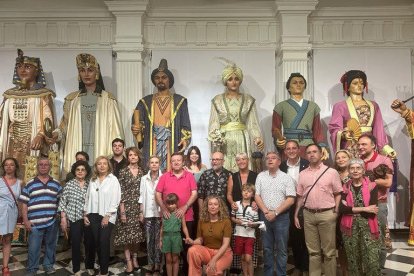 Els Gegants de Lleida llueixen des d'aquest migdia els fanalets amb què participaran en la romeria de Sant Jaume, el pròxim 24 de juliol, pels carrers de la ciutat