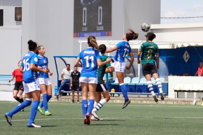 Imagen de uno de los últimos partidos del AEM femenino en su campo esta temporada.