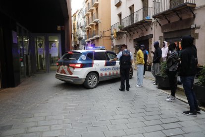 Familiars dels detinguts i de la víctima ahir als jutjats de Balaguer.