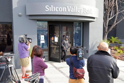 Periodistes ahir davant la seu principal del Silicon Valley Bank (SVB) a Santa Clara, Califòrnia.