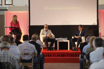 Larrosa e Illa, en el acto que hizo hace un mes en el Mercat del Pla. 