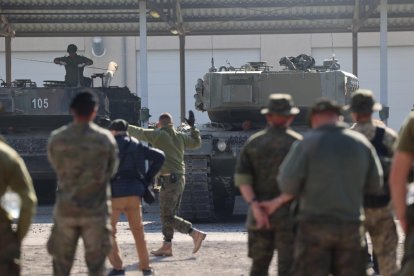 Militars espanyols i ucraïnesos, ahir al Centre d’Ensinistrament de San Gregorio, a Saragossa.