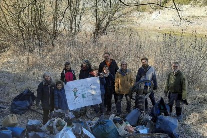 Retiren 120 quilos de plàstics i altres residus del pantà d'Oliana