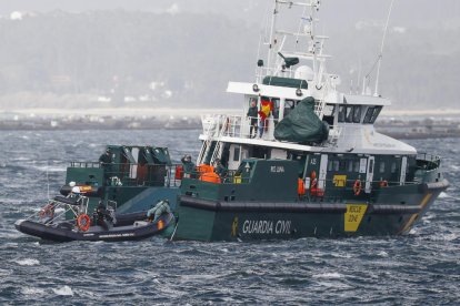 Bussejadors treballen en el rescat del semisubmergible.