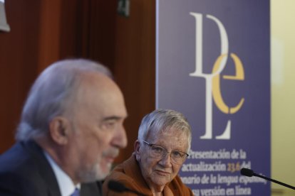 El director de la RAE y presidente de la ASALE, Santiago Muñoz Machado (i), y la directora de la 24.ª edición del Diccionario de la Lengua Española (DLE), la académica Paz Battaner, ofrecen una rueda de prensa para dar a conocer las novedades de la versión electrónica 23.6 del DLE, este martes en Madrid.