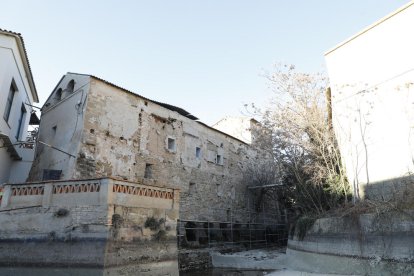 Los andamios que se están colocando para abordar las de consolidación del Molí Fariner.