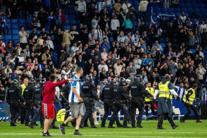 Seguidores del Espanyol invadieron el campo al final del partido.