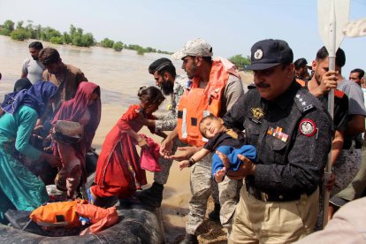 Evacuació d’algunes de les persones al Pakistan.