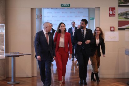 El representant del CZFB, la ministra d’Indústria i els consellers d’Empresa i Economia.