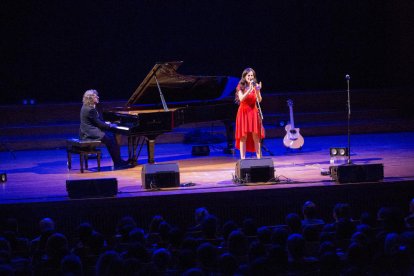 El pianista lleidatà Antoni Tolmos i la cantant Mariona Escoda, ahir a l’Auditori Enric Granados.