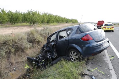 El coche acabó en la cuneta tras arrollar a las dos motocicletas. 