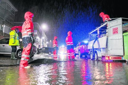 Bombers de Cantàbria buiden aigua al polígon industrial d’Ampuero per l’avinguda del riu Asón.