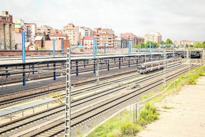 El pla de l'estació preveu cobrir aquest tram de les vies entre Comtes d'Urgell i l'estació