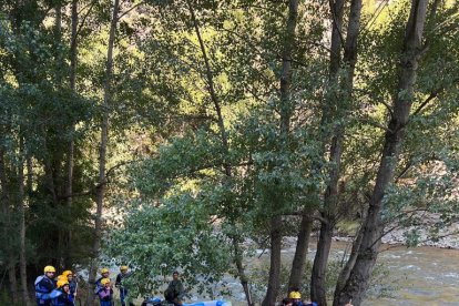 Agents dels Mossos i practicants de ràfting.