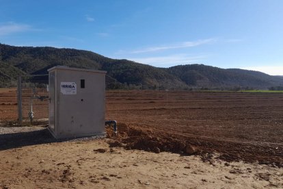 Una de las fincas de Peramola con la instalación del nuevo riego. 