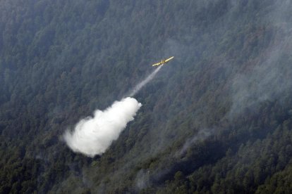 Los medios aéreos centraron sus esfuerzos en el incendio de Lladurs, en el Solsonès. 