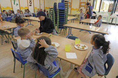 Alumnes del col·legi Maristes al menjador escolar el curs passat.