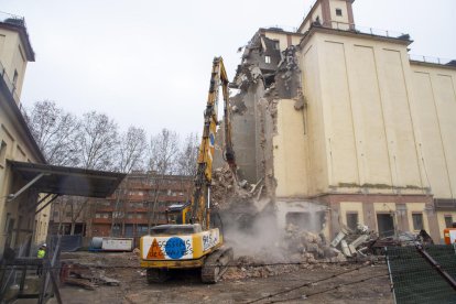 La empresa Delta Punt Enderrocs prosiguió ayer los trabajos de demolición de los silos del Senpa. 