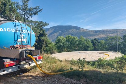 Una cisterna llenando el depósito de agua de boca del núcleo de Cortàs, en Bellver.