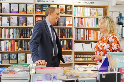 José Crespín visitó ayer la librería Espai Lector Nobel de Balaguer.