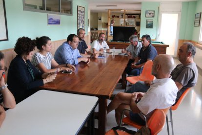 Alcaldes y concejales de la Noguera se reunieron ayer con el conseller de Interior.